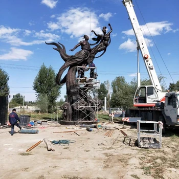 鑄銅西方人物雕塑,鑄銅人物雕塑廠家,銅雕人物安裝施工現(xiàn)場(chǎng)