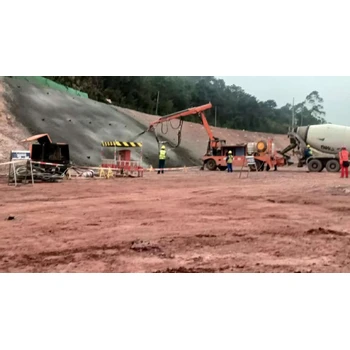 柳州濕噴機施工公司,濕噴機噴隧道施工隊