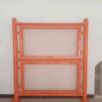 供應(yīng)體育場圍網(wǎng)勾花防護網(wǎng)三道橫梁