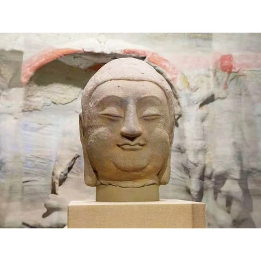 海外回流品因來(lái)源清晰、品相完好，成交率超80%，溢價(jià)達(dá)40%。