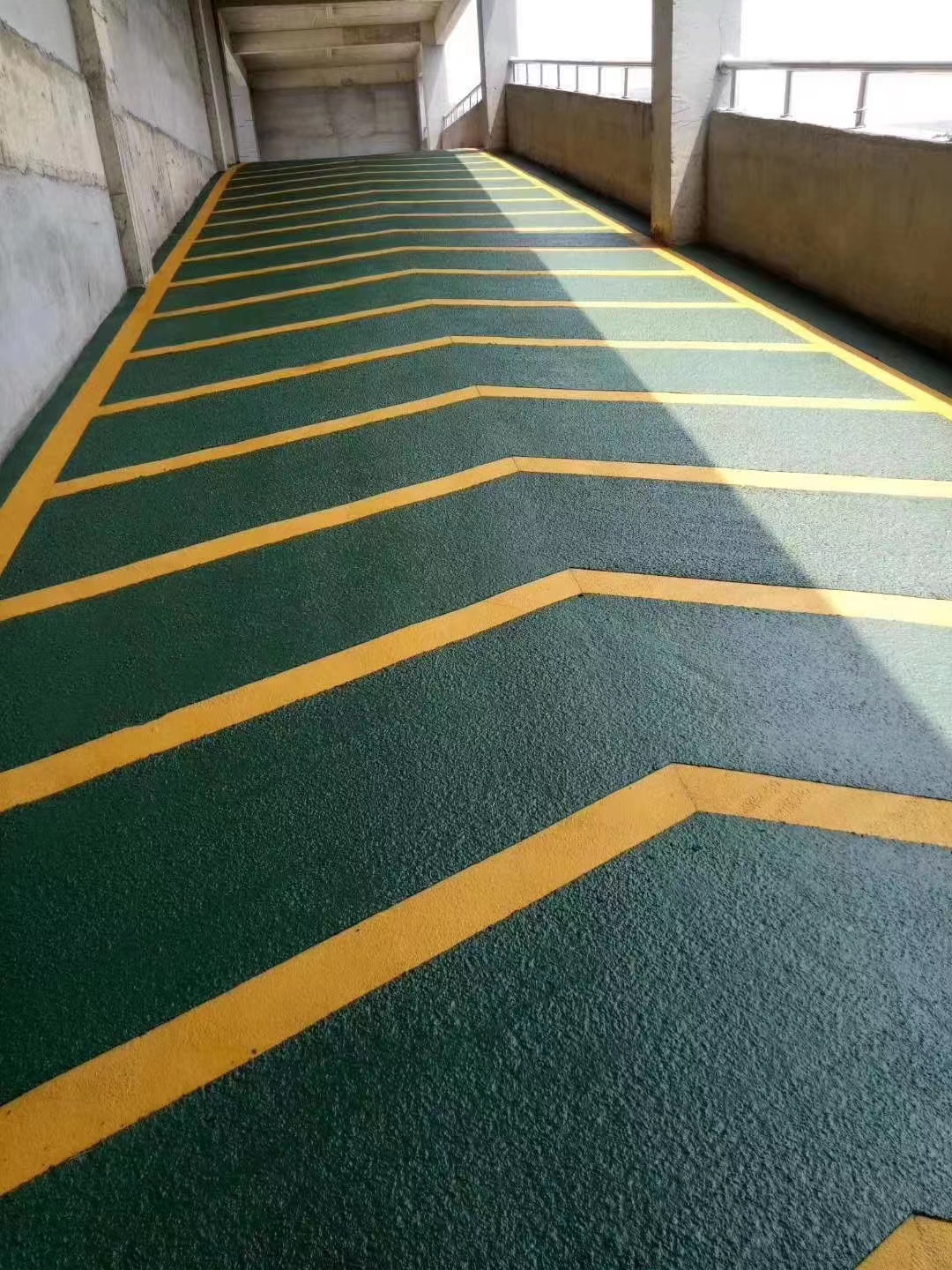 南京鎮(zhèn)江金剛砂止滑坡道工藝詳解