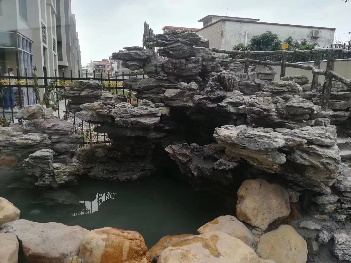 河南盧氏假山生產廠家水泥假山工程